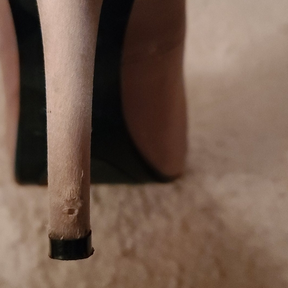 High Heel - Picture 4 of 4